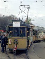 Århus / Aarhus Århus Sporveje (ÅS): Am 7. November 1971 hatte die ÅS eine  Kavalkade  von Straßenbahngarnituren durch die Stadt veranstaltet, um die Umstellung von elektrischen Straßenbahnen auf Dieselbusbetrieb zu feiern! Die Fahrzeuge waren geschmückt worden, den Tw 15 mit seinem Bw hatten einige Mitglieder der Sporvejshistorisk Selskab (SHS, der Dänischen Gesellschaft für Straßenbahngeschichte) geschmückt. - Die Garnitur steht im Betriebshof vor der Abfahrt. - Scan eines Farbnegativs. Film: Kodak Kodacolor X. Kamera: Kodak Retina Automatic II. 