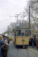 Århus / Aarhus Århus Sporveje am 7. November 1971: Der geschmückte Tw 15 in der Dalgas Avenue. - Die Einstellung der beiden Straßenbahnlinien mit dem Feiern der Umstellung auf Dieselbusbetrieb durch eine Straßenbahnkavalkade war der Anfang von einer langen Epoche ohne einen öffentlichen schienengebundenen Stadtverkehr in Århus. Erst im Dezember 2017 begannen wieder Straßenbahnen die Fahrgäste zwischen Aarhus H und dem Universitätskrankenhaus in Skejby zu bedienen; damit wuchs die Qualität des öffentlichen Verkehrs in Århus. - Scan eines Farbnegativs. Film: Kodak Kodacolor X. Kamera: Kodak Retina Automatic II. 