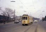 København / Kopenhagen Københavns Sporveje SL 16 (Tw 553 + Bw 15xx) København SV, Vigerslev Allé / Vestre Kirkegårds Allé am 4. März 1969. - Die Stromabnehmerstange konnte während der Fahrt, z.B. durch eine Kurve, abspringen, wie es an jenem Tag geschehen war, kurz bevor der Fotograf dieses Bild machte. - Scan eines Farbnegativs. Film: Kodak Kodacolor X.