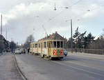 København / Kopenhagen Københavns Sporveje SL 2 (Tw 522 + Bw 15xx) Vanløse, Godthåbsvej / Godthåbsvej Station (: S-Bahnstation) am 11. März 1969. - Die S-Bahnstation, die an der S-Bahnlinie F liegt, heißt heute Grøndal. - Anlässlich des Geburttages des damaligen Königs, Frederiks des Neunten, waren die Straßenbahnen mit Flaggen geschmückt. - Scan eines Farbnegativs. Film: Kodak Kodacolor X. 