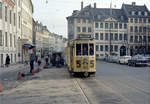 København / Kopenhagen Københavns Sporveje SL 5 (Tw 611 + Bw 15xx) København K, Stadtzentrum, Nytorv (: Neuer Markt) am 14. März 1969. - Christian IV, König 1588 - 1648, befahl 1606, dass ein neuer Markt eingerichtet werden sollte. Ab 1610 bis Mitte der 1800- Jahre gab es am Nytorv den städtischen Viehmarkt, und 1627 bis 1761 befand sich hier auch die Richtstätte der Stadt. Rechts außerhalb des Bildes liegt das Gebäude des Kopenhagener Amtsgerichtes, ein vom Architekten C.F. Hansen entworfenes klassizistisches Gebäude, das von 1815 bis 1905 das Kopenhagener Rathaus war. - Scan eines Farbnegativs. Film: Kodak Kodacolor X. 