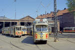 København / Kopenhagen Københavns Sporveje: Vor den Wagenhallen des Straßebahnbetriebsbahnhofs Sundby stehen am 23. Mai 1969 einige Straßenbahnen einsatzbereit, u.a. der DÜWAG/Kiepe-GT6 844 als SL 2. - Scan eines Farbnegativs. Film: Kodak Kodacolor X.