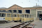 København / Kopenhagen Københavns Sporveje: Der Tw 614 und der Bw 1521 warten im Straßenbahnbetriebsbahnhof Sundby auf den Transport zum Verschrottungsplatz der KS im Stadtteil Kongens