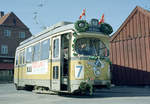 København / Kopenhagen Københavns Sporveje SL 7: Der DÜWAG/Kiepe-GT6 852 hält am 24. April 1971 in der Endstellenschleife in Husum; die Garnitur war geschmückt, weil sie den letzten Kurs der SL 7 nach Husum durchführte. - Scan eines Farbnegativs. Film: Kodak Kodacolor X.