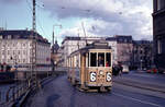 København / Kopenhagen Københavns Sporveje (KS) SL 6 (Großraumtriebwagen 572) København K, Slotsholmen, Vindebrogade / Højbro (: Hohe Brücke) / Christiansborg Slotskirke (: Schlosskirche)) im April 1969. - Scan eines Diapositivs.