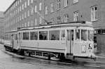 København / Kopenhagen Københavns Sporveje eines Sonntags im August 1967: Der Zug, der aus dem Tw 470 und dem Bw 1054 besteht, hält an der Ecke Sibbernsvej / Toftegaards Plads im