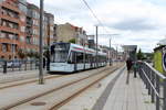 Århus Aarhus Letbane: Der Tw 1106-1206 (Stadler Variobahn) auf der Letbanelinie (= Straßenbahnlinie) L2 hält am 9.