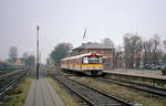 Østbanen: Eine Ym+Ys-Garnitur, die eben von Rødvig angekommen ist, hält am 12. Februar 2007 im Bahnhof Hårlev (Gleis 1). - Der Zug wird in Kürze nach Køge weiter fahren. - Scan eines Farbnegativs. Film: Kodak Gold 200-6. Kamera: Leica C2.