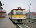 Østbanen: Im Bahnhof Hårlev (Gleis 1) hält am 12. Februar ein Dieseltriebzug bestehend aus einem Ym (Triebwagen) und einem Ys (Steuerwagen). Der Zielbahnhof des Zuges ist Køge Station. - Scan eines Farbnegativs. Film: Kodak Gold 200-6. Kamera: Leica C2.