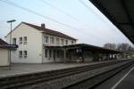 donaueschingen Das Bahnhofsgeb�ude und der Bstg 1 in Donaueschingen, 18.04.10