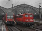 Die 110 236 am 22.02.2009 abgestellt im Leipziger Hbf, neben ...