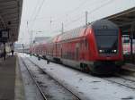 doppelstock-steuerwagen-2-gattung Da man bei der Bahn immer mehr sparen muss und sowieso im Fernverkehr keine Lokomotiven mehr zur Verf�gung hat, h�ngt man einfach den n�chsten Nachtzug mit an den RE1 nach Frankfurt/Oder ... Nein - nur ein kleiner Spa�. W�hrend der RE1 gleich in Richtung Osten verschwindet, wird hinten schon eine Nachtzuggarnitur zum rangieren bereitgestellt. Man k�nnte aber fast denken, dass es so ist wie erst beschrieben. ;) Berlin Lichtenberg den 24.01.2010
