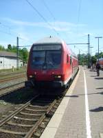 Hier eine Nahaufnahme eines Doppelstocksteuerwagens der als RE9 nach Aachen ...