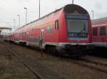 Doppelstockeinheit und Nahverkehrswagen abgestellt am 30.Dezember 2009 in Mukran.  ...