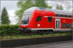 doppelstock-steuerwagen-3-gattung Die Schwarzwaldbahn macht sich auf die Reise durchs durchwachsene Wetter des 2. Mai 2010. Kurz nach dem Start in Konstanz.