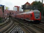 doppelstock-steuerwagen-3-gattung Auch einen RE 1 trafen wir beim BB.de-Treffen. Hier bei der Einfahrt in den Bahnhof Alexanderplatz am 12.06. Geschoben von 112 183-9.