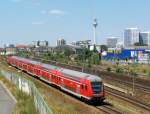 doppelstock-steuerwagen-3-gattung RE 38077 (Brandenburg - Frankfurt(Oder)) verl�sst am 20.07. mit ca. 5 Minuten Versp�tung Berlin Ostbahnhof und unterquert gleich die Warschauer Stra�e geschoben von einer 114er.