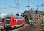 doppelstock-steuerwagen-3-gattung RB 21475 aus Ahrensburg passiert am 07.07.10 einen alten H�userblock bei der Einfahrt in den Hamburger Hauptbahnhof.