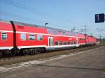 Doppelstock-Zwischenwagen damals noch mit 143 831-6 auf der S2 Borna ...
