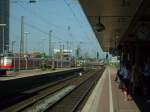 dortmund-hbf Hier f�hrt eine n-Wagen Garnitur als RE1 nach Hamm(Westf) in den Dortmunder Hbf ein. Dieser Zug hatte nur eine Versp�tung von 6 Minuten. Geschoben wird der Zug von 111128-5.