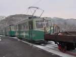 Drachenfelsbahn Zwei Zahnradtriebwagen und ein G�terwagen an der Bergstation der Drachenfelsbahn,wo man ein perfektes Panorama hat.