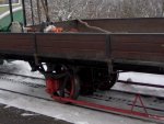 Drachenfelsbahn Eine Detailaufnahme des einzigen G�terwagens der Drchenfelsbahn.
Wenn man genauer hinschaut sieht man,das die Achse des Wagens auch Zahnr�der besitzt.Dieses Bild wurde an einem verschneitem Dienstag aufgenommen.