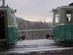Zwei Zahnradtriebwagen der Drachenfelsbahn,die sich bei der Bergstation getroffen haben. ...