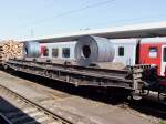 Sahmms-t (31804871330-5)mit 2Stahlcoils beladen, bei der Durchfahrt Passau-Hbf;100710  ...