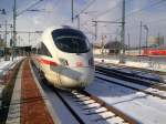 dresden-hbf Ein grade gekommener ICE in frischer Morgensonne . Er macht grade Pause und wird zur Abfahrt wieder bereitstehen.
Dresdner HBF. den 30.01.2010