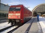 dresden-hbf Nun macht BR101 den Weg f�r die 'Kn�delpresse' frei, die diesen Zug weiter nach Prag f�hrt. (01.02.2010)