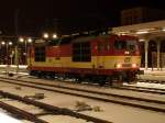 dresden-hbf 371 005-0 'Pepin' wartet bei frostigen Temperaturen in Dresden Hbf auf die Ankunft des EC 179 nach Prag. 14.02.2010