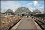 dresden-hbf Blick auf den in die Jahre gekommenen Dresdner Hauptbahnhof. Von den Bahnsteig�berdachungen im Vorfeld der Halle stehen nur noch die Stahlgerippe. Rechts oben halten die Fernz�ge, in der Mitte die Regio- und Nahverkehrsz�ge und links oben die S-Bahn-Z�ge. Derzeit wird der Bahnhof modernisiert, dabei wird auch darauf geachtet das nach Fertigstellung weniger Energie verbraucht wird (Dresden Hbf, 27.03.2010)
