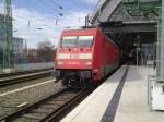 Nun wurde sie von den Waggons abgekuppelt und macht den ...