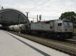  Blue-Tiger 250 006 der ITL durchquert am 12.06.2010 mit einem ...