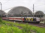 dresden-hbf 101 141 'BAHN-AZUBIS GEGEN HASS & GEWALT' mit dem EC 378 bei Ausfahrt aus Dresden Hbf., 18.06.2010
