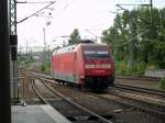 Soeben rollt 101 129 zum Abstellgleis und wartet dort auf ...