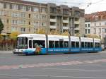 dresden-niederflurwagen-haltestellen-strecken DVB. Nr.2532 'Geibeltbad Pirna' hat soeben die Station Albertplatz verlassen und f�hrt nun richtung Neust�dter Bahnhof
