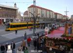 dresden-niederflurwagen-haltestellen-strecken Stra�enbahn zum Weihnachtsmann - Der erste NGTD12DD und bis vor vier Jahren der l�ngste Stadtbahnwagen der Welt auf Linie 2 an der Hst. Altmarkt vor dem 575. Dresdner Striezelmarkt (29.11.2009).   