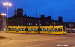 dresden-niederflurwagen-haltestellen-strecken Mein Star im Rampenlicht - Der kleine, aber feine NGTD8DD f�hrt auf Linie 12 �ber den abendlichen Pirnaischen Platz in Richtung Striesen (24.11.2009).