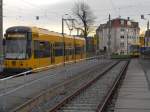 dresden-niederflurwagen-haltestellen-strecken links - Niederflurgelenktriebwagen NGT D8DD, rechts - Niederflurgelenktriebwagen NGT 6 am Endpunkt Dresden W�lfnitz
