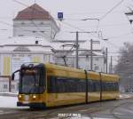 Gelber Auftritt im Wintergrau - NGTD8DD auf Linie 9 f�hrt ...