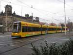 dresden-niederflurwagen-haltestellen-strecken DVB. Nr.2803 'Dresden in 10 Minuten' am 30.12.'09 beim Einfahren in die Haltestelle Pirnaischer Platz