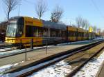 dresden-niederflurwagen-haltestellen-strecken Der Wagen 2811 wartet am 31.01.10 als Linie 1 an der Gleisschleife Prohlis.
