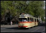 dusseldorf 2498 ist ein Museumswagen der Linie D und ist gerade auf einer privaten Sonderfahrt durch die Stadt unterwegs. Man kann ihn z.B f�r Geburtstagsfahrten chartern. Wagen 2498 wurde �u�erlich wieder in seinen Lieferzustand mit 3 Frontstreifen und Doppelter Leuchte zur�ckversetzt. Aufgenommen am 24.04.10 am Karolingerplatz.
