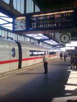 duisburg Dieser ICE aus Frankfurt wurde durchs Rheintal umgeleitet. Mit fast dreisetlliger Versp�tung geht es weiter nach Amsterdam.
Duisburg Hbf 17.04.10