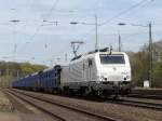 Akiem E 37 511 mit einem Ganzzug beladen mit Stahlrohren bei K�ln West am 13.04.2013
