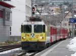 RhB - Ge 4/4 611 vor Schnellzug bei der einfahrt ...