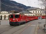 GE4/4II 625 mit RE richtung Albula vor dem Bahnhof in ...
