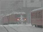 e-loks-ge-4-4-ii Nach dem Umsetzen, bahnen sich die beiden Loks wieder einen Weg zu ihrem Zug am 25.12.09 im Bahnhof von Arosa. (Jeanny)