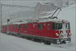 e-loks-ge-4-4-ii Im dichten Schneetreiben erreichen die Ge 4/4 II 631 'Untervaz' und 625 'Kublis' am 25.12.09 den Bahnhof von Arosa. (Hans) 